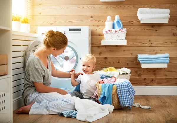 Felice famiglia madre casalinga e figli in lavanderia carico w — Foto Stock