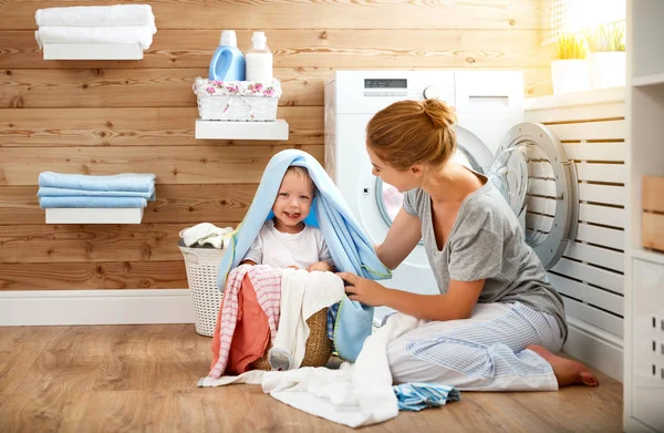Szczęśliwa Rodzina Matka gospodyni i dzieci w pralni obciążenia w — Zdjęcie stockowe