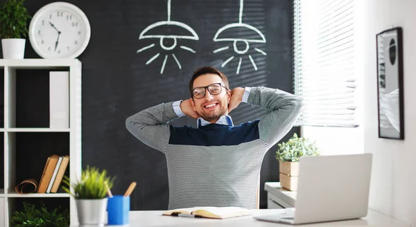 Mutlu bir adam işadamı, serbest meslek, bilgisayarda çalışan öğrenci bir