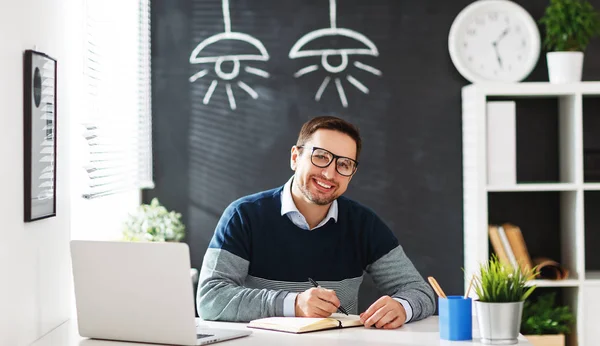 Hombre feliz hombre de negocios, freelancer, estudiante que trabaja en la computadora a —  Fotos de Stock