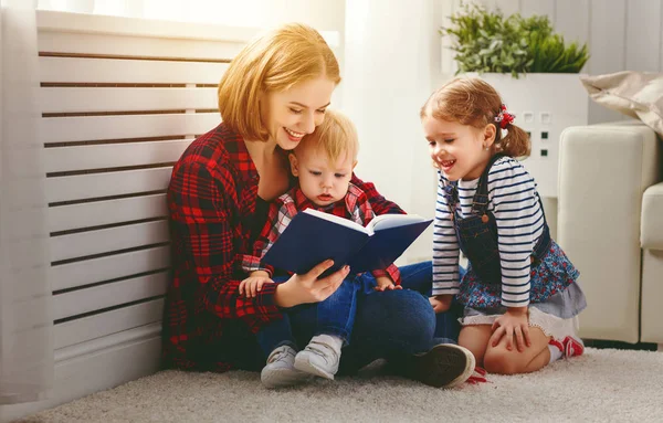 Mère lit le livre aux enfants — Photo