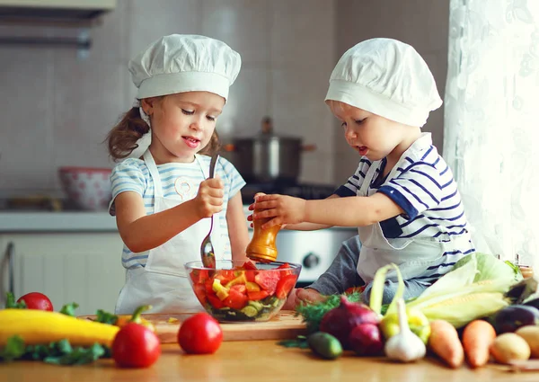निरोगी आहार घ्या. आनंदी मुले किटमध्ये भाजी सॅलड तयार करतात — स्टॉक फोटो, इमेज