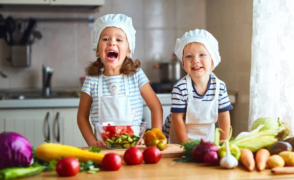 Alimentação saudável. Crianças felizes preparam salada vegetal em kitc — Fotografia de Stock