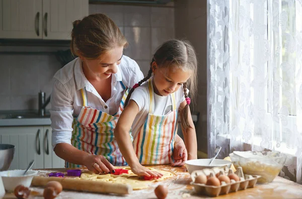 Gelukkige familie moeder en dochter bakken kneden van de deeg in keuken — Stockfoto