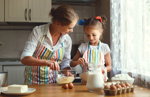 Família feliz mãe e filha assar massa de amassar na cozinha — Fotografia de Stock