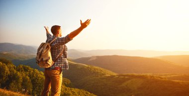 Sonbaharda siste dağın zirvesinde erkek turist