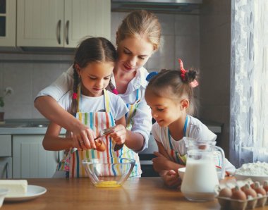 Mutlu aile anne ve çocuk İkizler yoğurma hamur fırında 