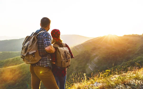 Gelukkige paar man en vrouw toeristische op top van berg bij zonsondergang — Stockfoto