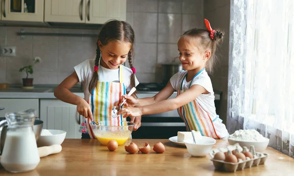 Gelukkig gezin grappig kind sisrets tweeling bakken kneden van de deeg in ki — Stockfoto