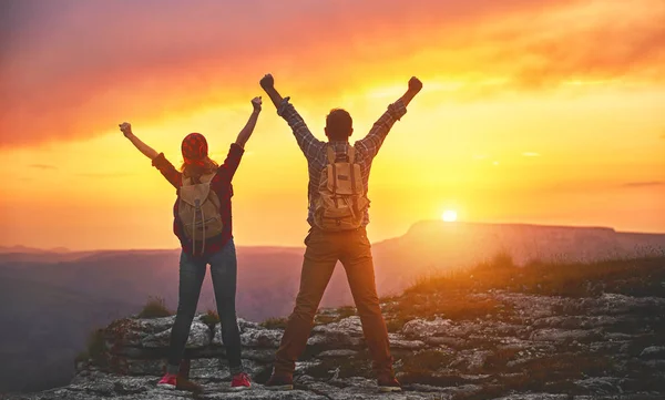 Coppia felice turista uomo e donna in cima alla montagna al tramonto — Foto Stock