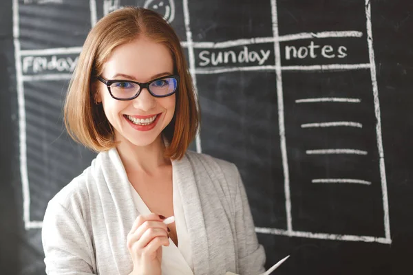 Glad affärskvinna kvinna på skolans styrelse med schema planering — Stockfoto