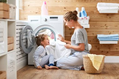 Mutlu aile anne ev kadını ve çocuğunu j ile Çamaşırhane