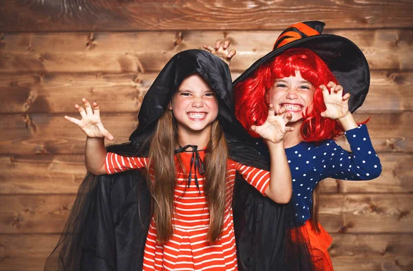 Divertente bambini sorella gemelli ragazza in costume da strega in hallowee — Foto Stock