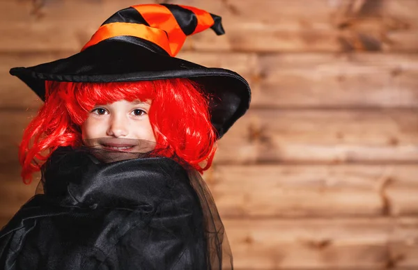 Funny dítě dívka v kostýmu čarodějnice v Halloween — Stock fotografie