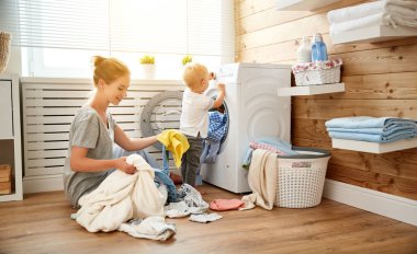 Mutlu aile anne ev hanımı ve Çamaşırhane çocuklarda w yüklemek