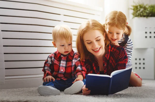 Mère lit le livre aux enfants — Photo