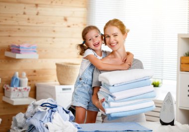 Mutlu aile anne ev hanımı ve çocuk kız elbise Ütü
