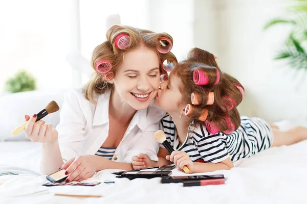 Anne ve bebek kızı yatakta makyaj curlers içinde — Stok fotoğraf