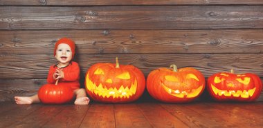 kostüm için Halloween pumpkins ahşap arka ile mutlu bebek