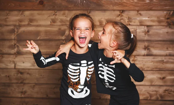 Holiday halloween. Funny funny siostry bliźniaczki dzieci w carniva — Zdjęcie stockowe