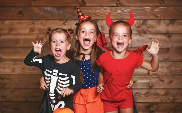 Dia das Bruxas. Crianças grupo engraçado em trajes de carnaval — Fotografia de Stock