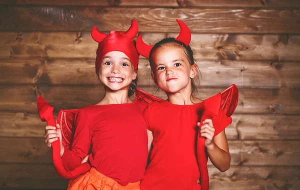 Dia das Bruxas. engraçado engraçado irmãs gêmeos crianças em carniva — Fotografia de Stock