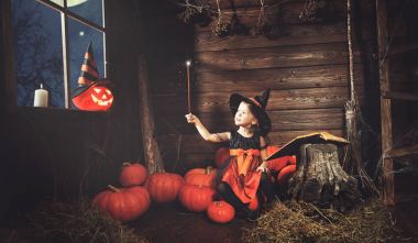 Cadılar Bayramı. küçük cadı büyüler, büyü kitabı ile çağrıştırıyor