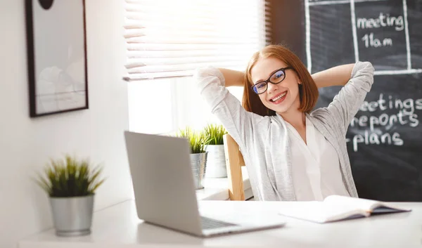Glad affärskvinna kvinna med dator och mobiltelefon — Stockfoto
