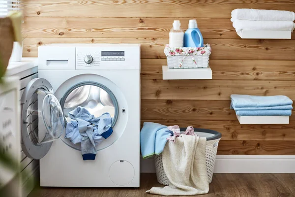 Interiér skutečné prádelny s pračkou na okna — Stock fotografie