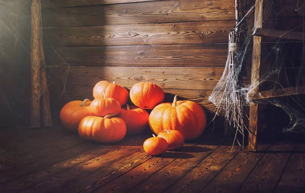 Fondo con Halloween. calabazas sobre fondo de madera — Foto de Stock