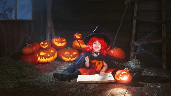 Halloween. kis boszorkány varázsol a könyvet a varázslatok, mágia — Stock Fotó