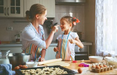 Mutlu aile anne ve kızı kitche yoğurma hamur fırında
