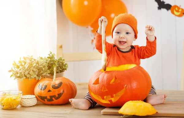 Abóbora de corte de bebê para Halloween na cozinha em casa — Fotografia de Stock