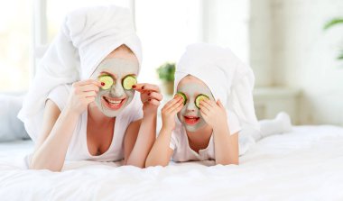 Mutlu aile anne ve çocuk kızı yüz cilt mas olun