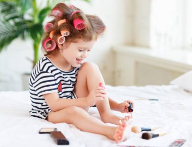 Pedikür boyalar saç curlers kızla mutlu komik çocuk mu