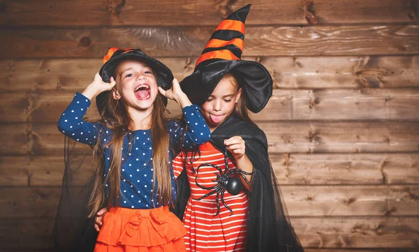 Engraçado crianças irmã gêmeos menina em bruxa traje no dia das bruxas — Fotografia de Stock