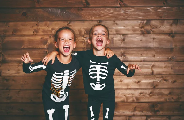Праздничный Хэллоуин. Смешные смешные сестры близнецы дети в плоти — стоковое фото
