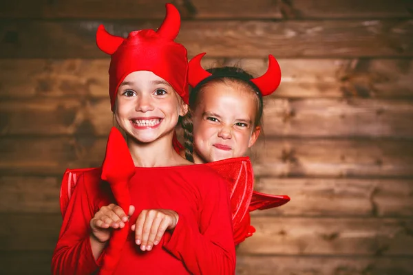 Festa di Halloween. divertenti divertenti sorelle gemelle bambini in carniva — Foto Stock