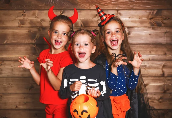 Праздничный Хэллоуин. Смешная группа детей в карнавальных костюмах — стоковое фото