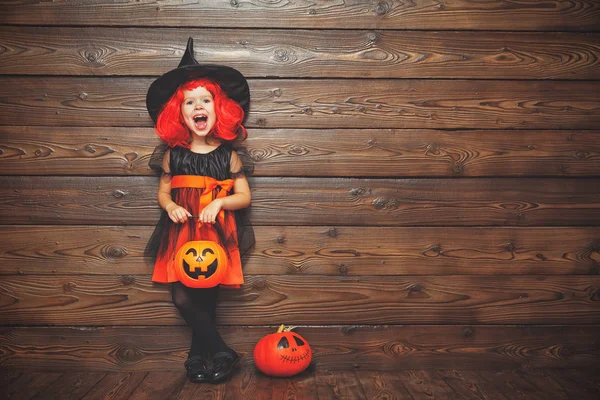 Смешная девочка в костюме ведьмы в Хэллоуин — стоковое фото