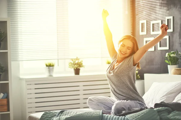 Giovane donna si svegliò la mattina in camera da letto dal vento — Foto Stock