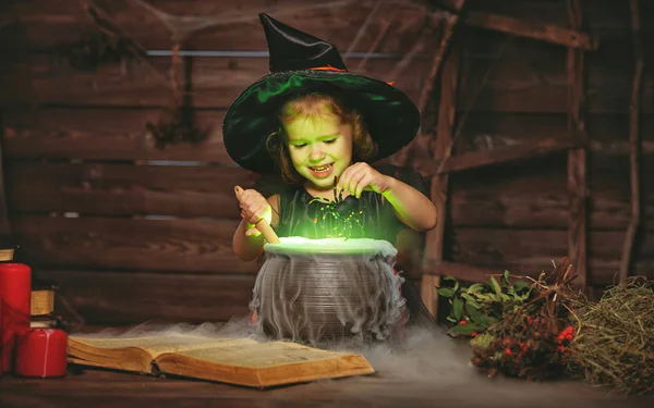 Halloween. petite sorcière enfant cuisson potion dans chaudron avec — Photo