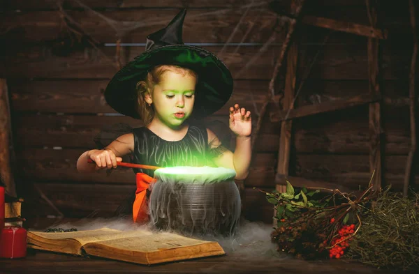 Halloween. lilla häxa barn matlagning potion i kittel med — Stockfoto