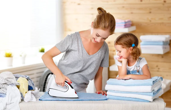 Glücklich Familie Mutter Hausfrau und Kind Tochter Bügeln von Kleidung — Stockfoto