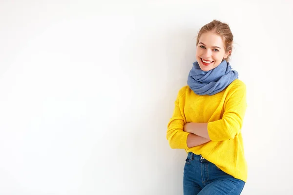 Mujer joven feliz en suéter amarillo sobre fondo blanco —  Fotos de Stock