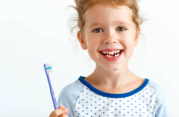 Menina feliz criança sorri com escova de dentes — Fotografia de Stock