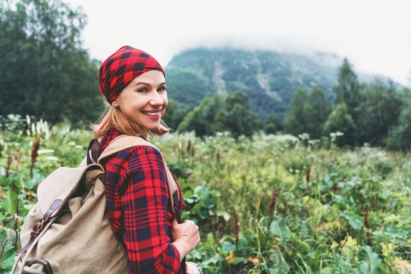 Touristin auf dem Gipfel des Berges bei Sonnenuntergang im Freien während der Wanderung — Stockfoto