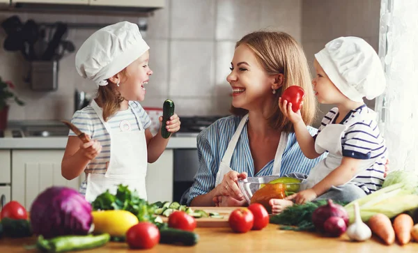 Gesunde Ernährung. glückliche Familie bereitet Gemüsesalat zu — Stockfoto