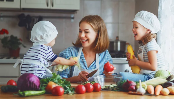 Alimentación saludable. Familia feliz prepara ensalada de verduras — Foto de Stock