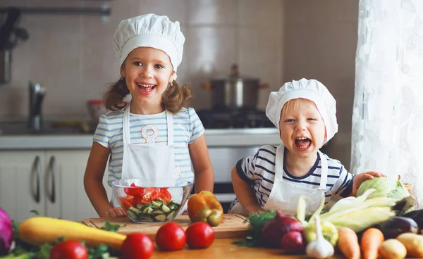 Sunda matvanor. Glada barn förbereder grönsakssallad i kitc — Stockfoto